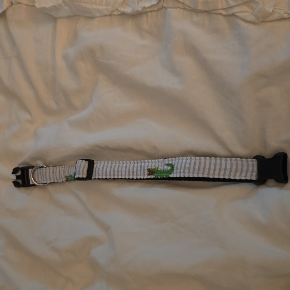 Seersucker Dog colar with embroidery lacoste alligators. Like new. 11-17 inches